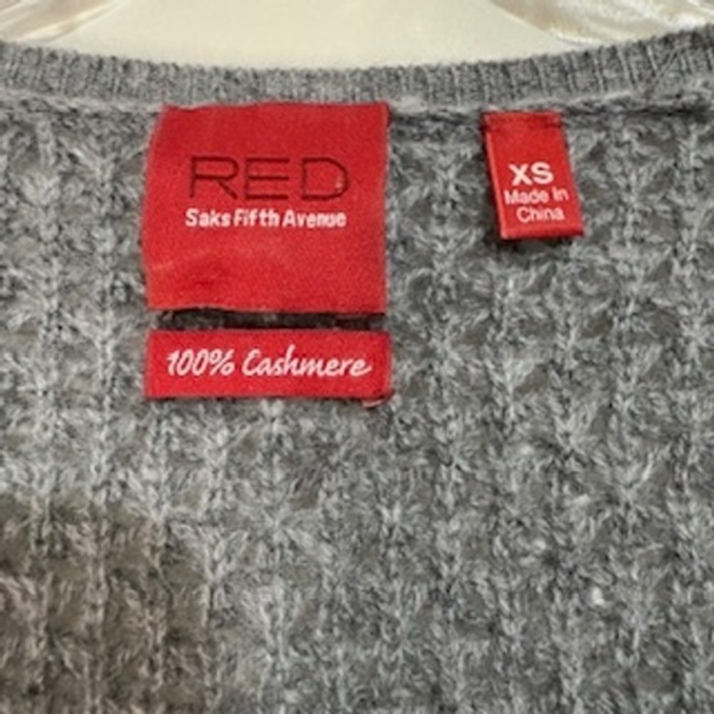 RED Saks Fifth Avenue 100% Cashmere Sweater XS Grey Beige Knit Long Sleeve - Picture 7 of 7